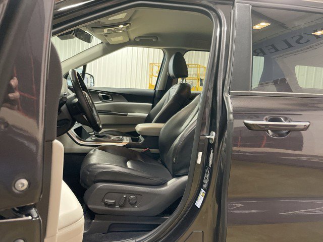 Used 2023 Kia Carnival LX image 14