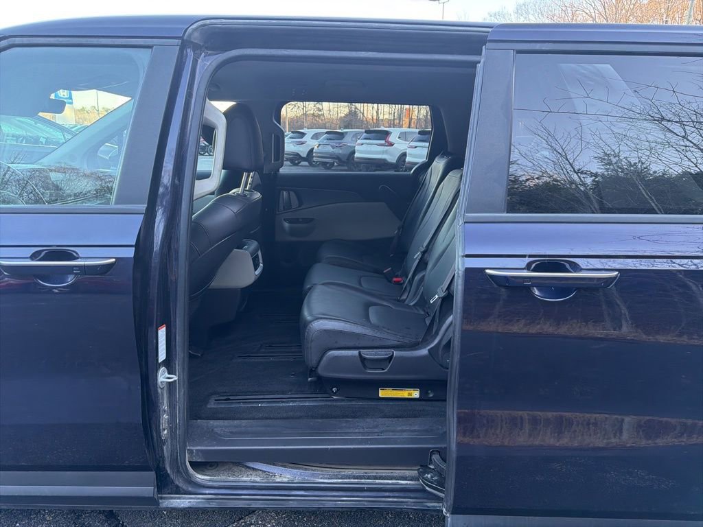 Used 2024 Kia Carnival LX image 8