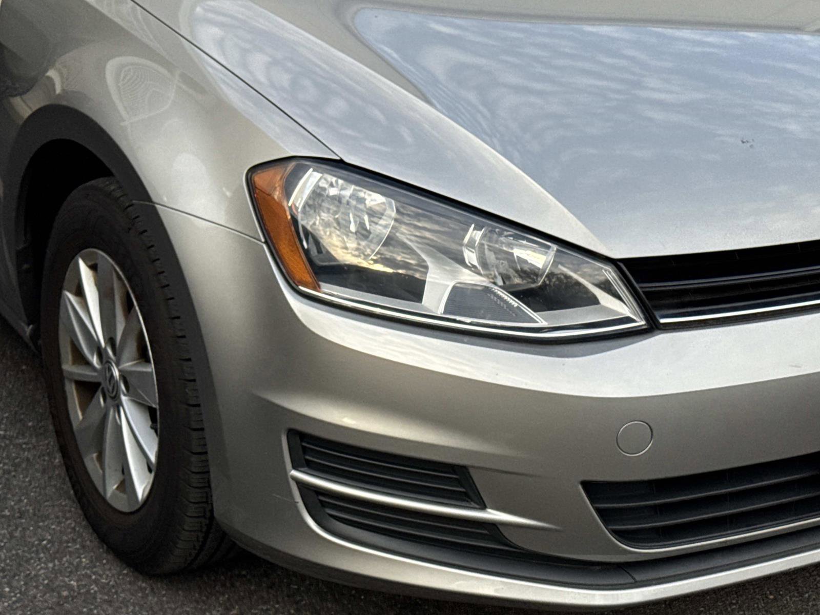 Used 2016 Volkswagen Golf 4-Door image 4