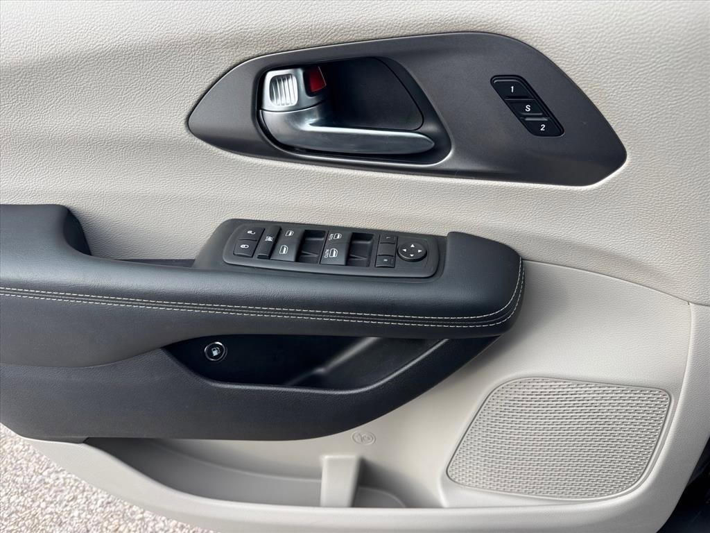Used 2023 Chrysler Pacifica Touring-L image 22