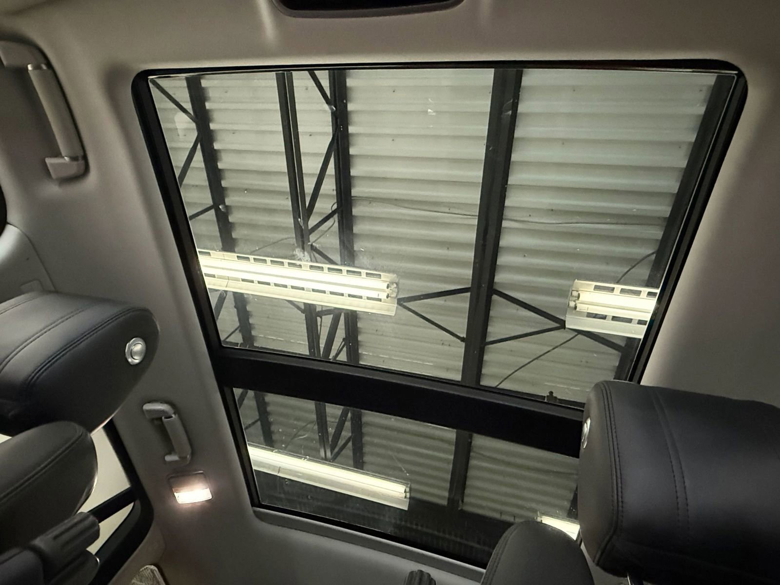 Used 2016 Land Rover Range Rover HSE image 38