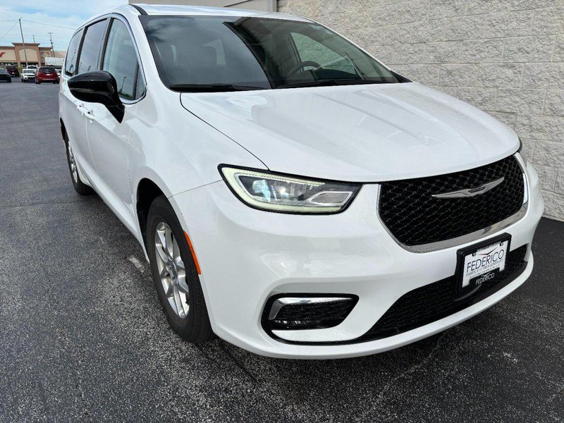 Used 2024 Chrysler Pacifica Touring-L FWD image 2