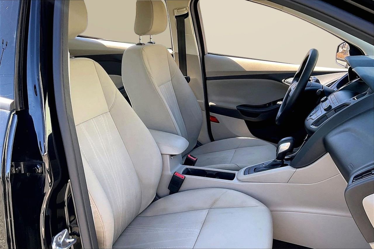 Used 2018 Ford Focus SE w/ SE Appearance Package image 22