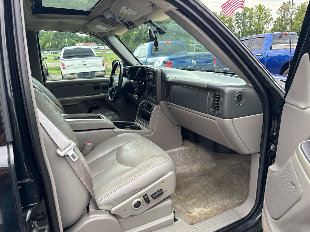 Used 2004 Chevrolet Suburban 2500 LT w/ Preferred Equipment Group AWD/4WD image 7