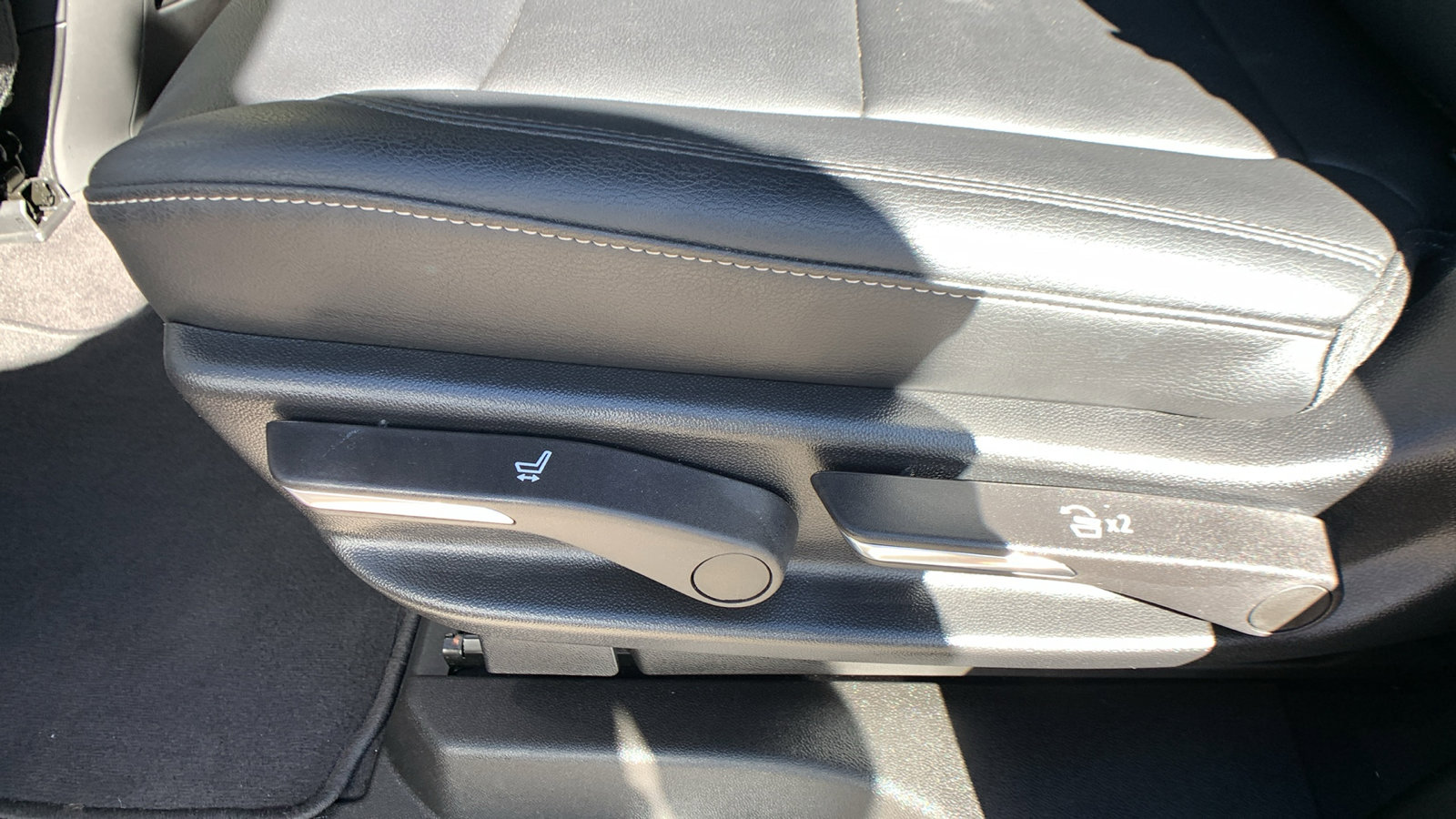 Used 2022 Cadillac Escalade Luxury image 25