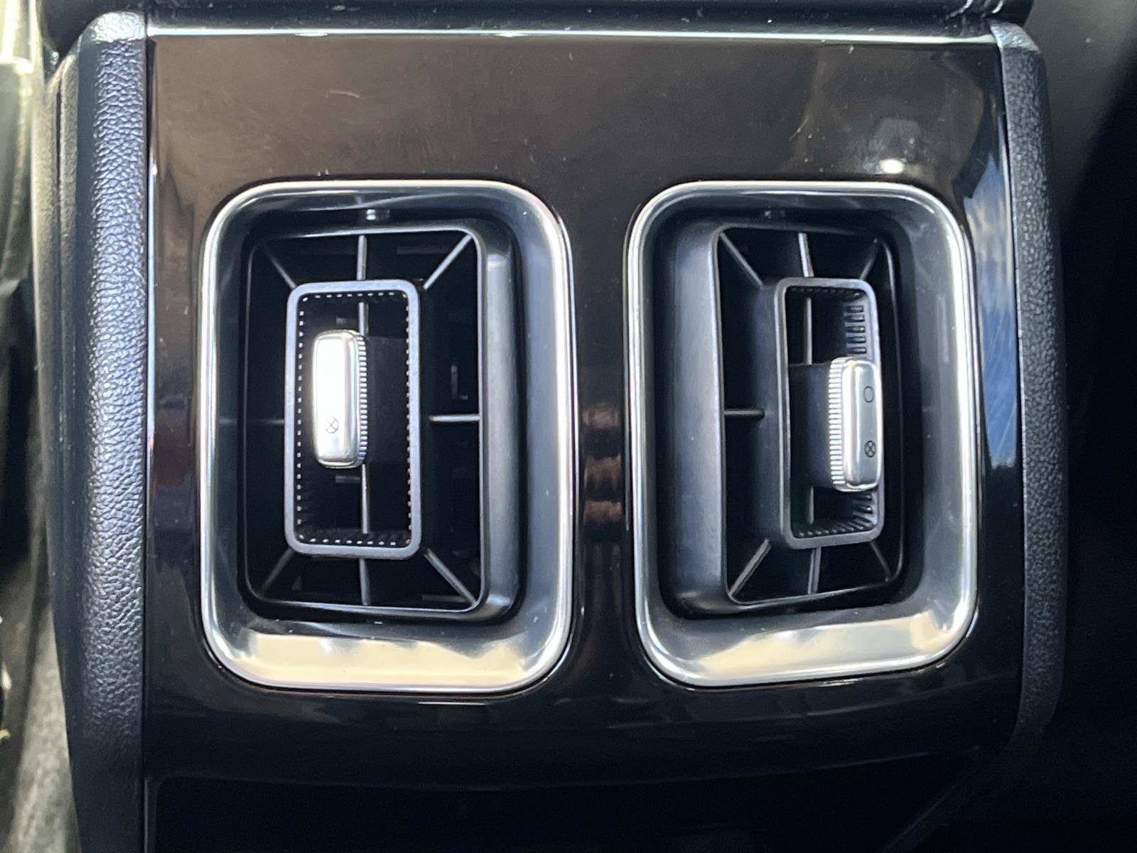 Used 2025 Kia Sorento SX AWD/4WD image 17