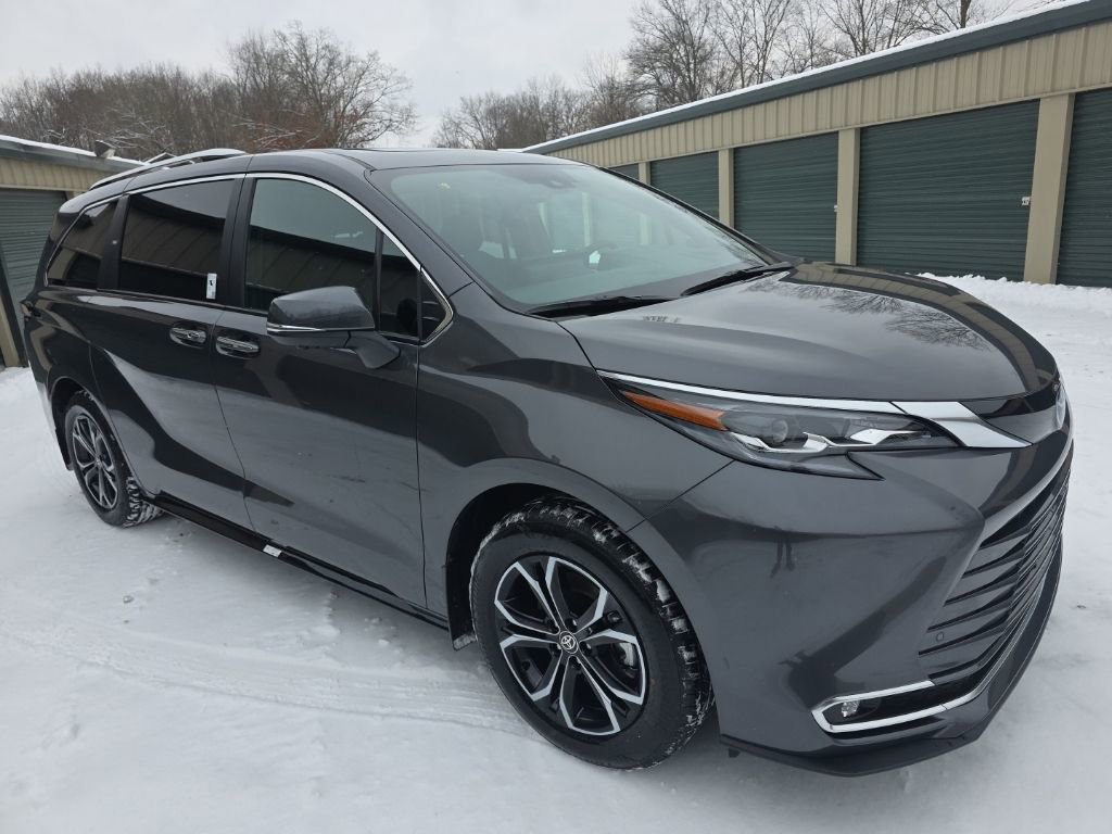 Certified 2025 Toyota Sienna Platinum image 8