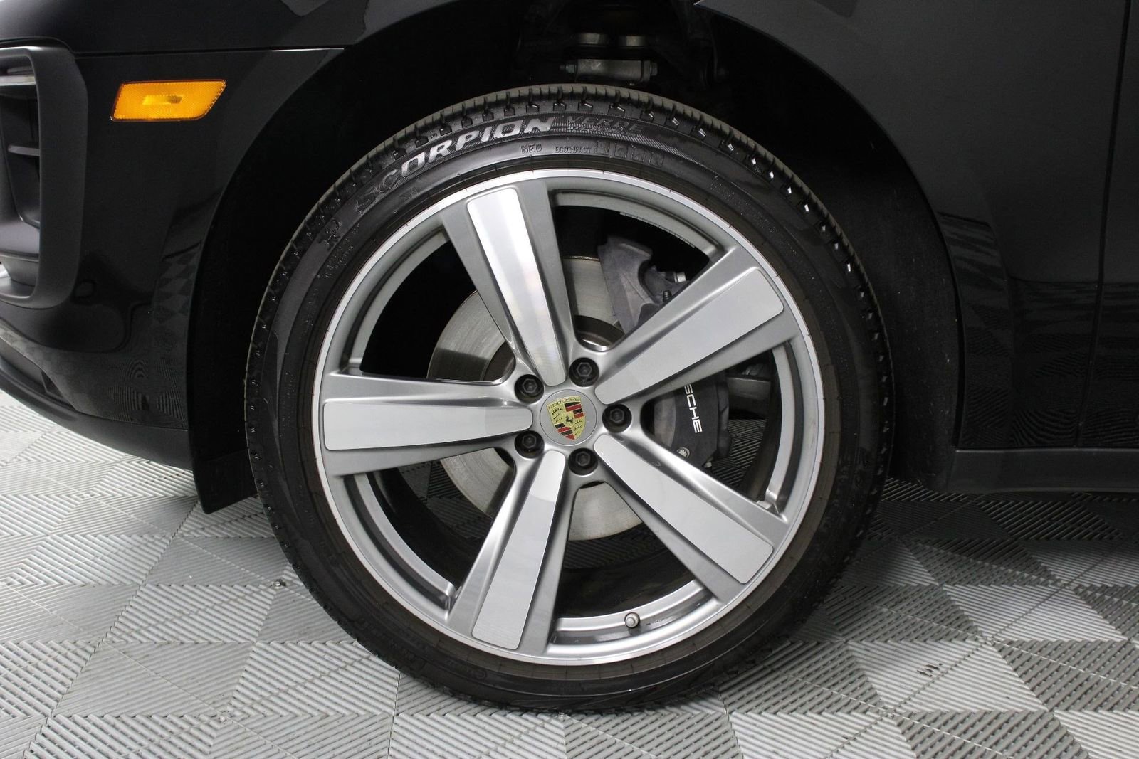 Certified 2025 Porsche Macan AWD/4WD image 30