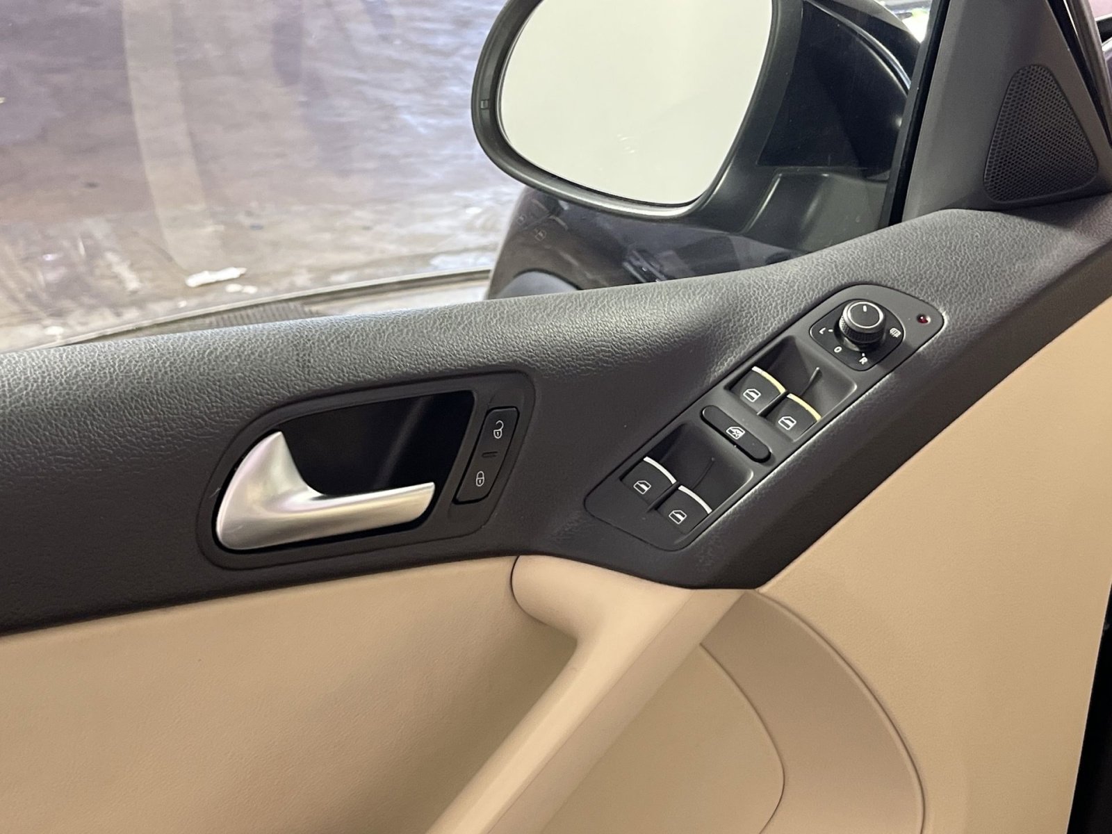 Used 2017 Volkswagen Tiguan SEL FWD image 16
