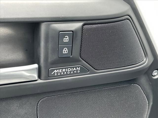 Used 2025 Land Rover Defender 130 X-Dynamic SE AWD/4WD image 21