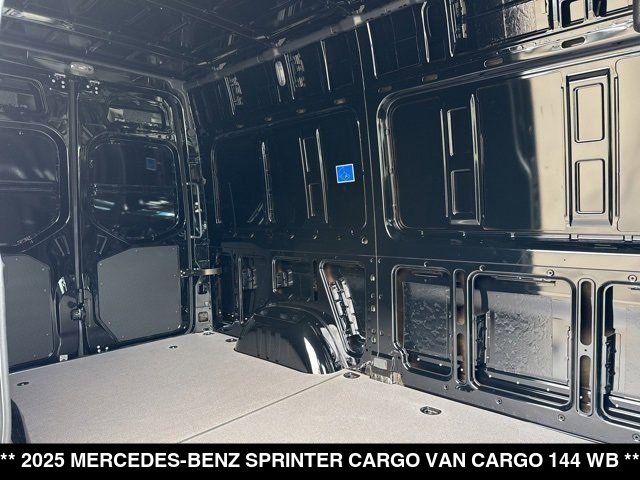 Used 2025 Mercedes-Benz Sprinter 2500 image 5