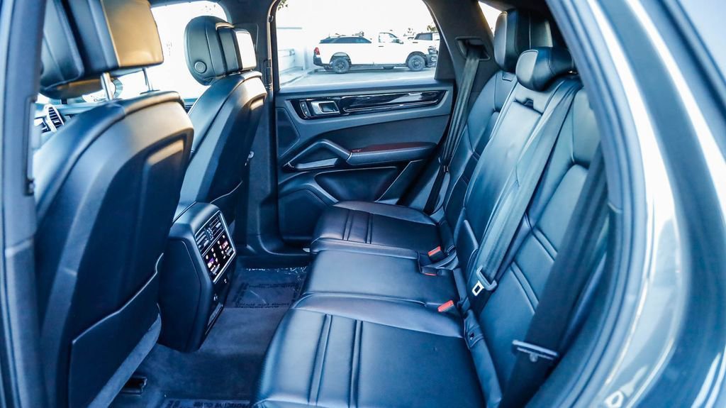Used 2023 Porsche Cayenne Platinum Edition image 20