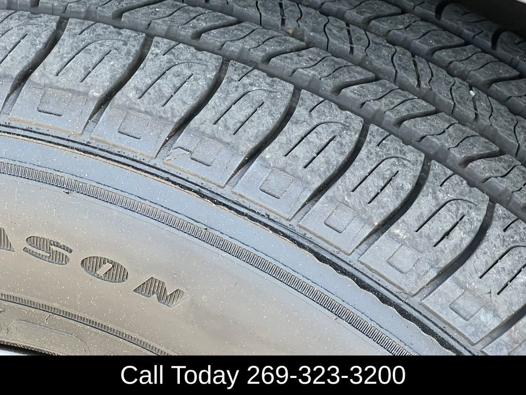 Used 2019 Jeep Cherokee Latitude Plus w/ Cold Weather Group AWD/4WD image 8