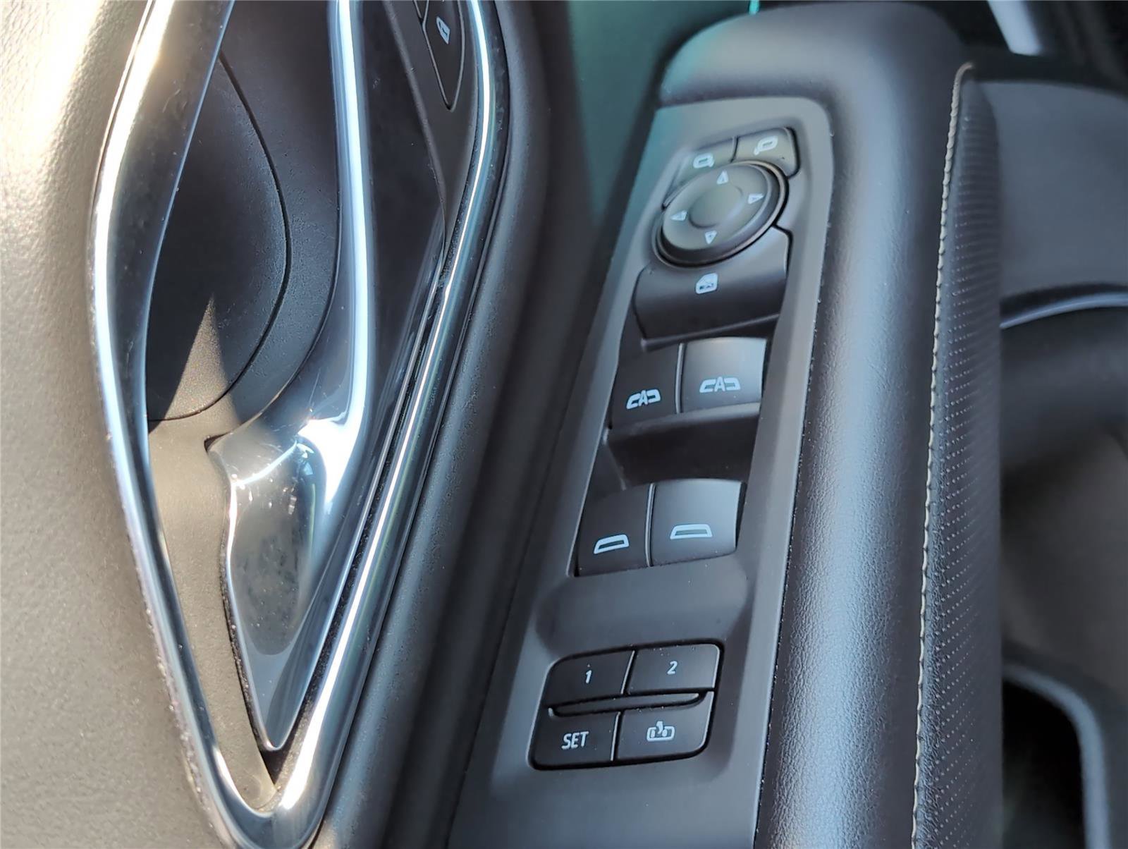 Used 2024 GMC Yukon XL SLT image 9