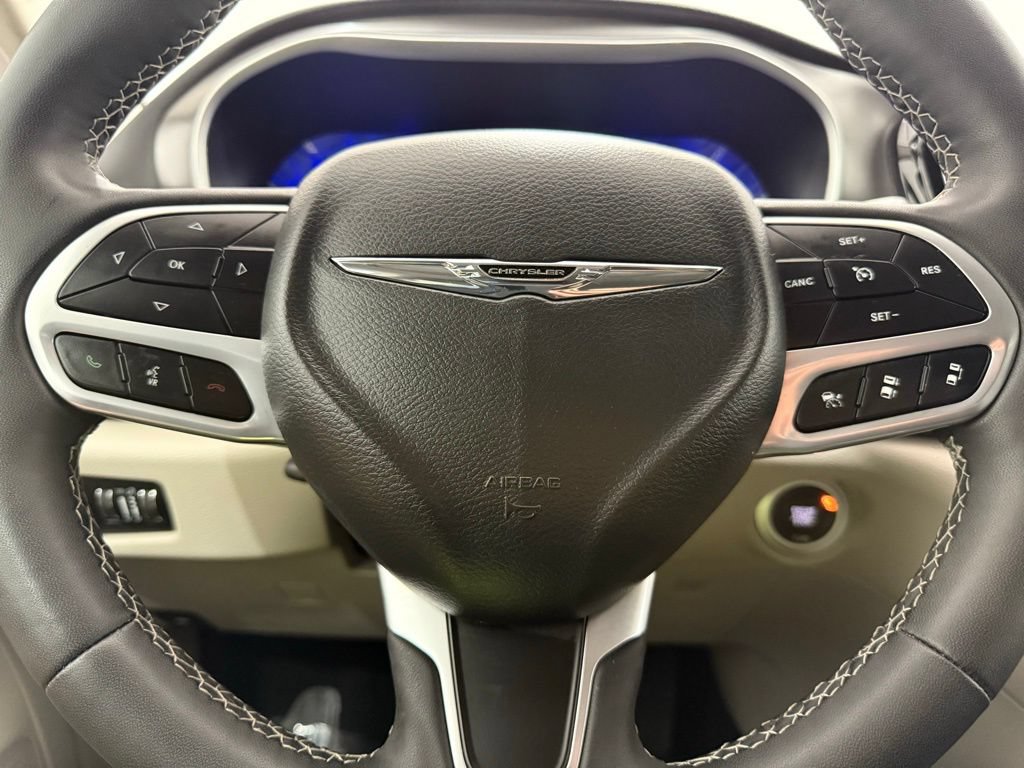 Used 2024 Chrysler Pacifica Touring-L FWD image 45