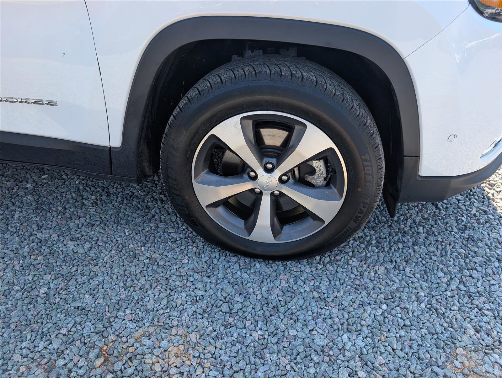 Used 2021 Jeep Cherokee Limited AWD/4WD image 5