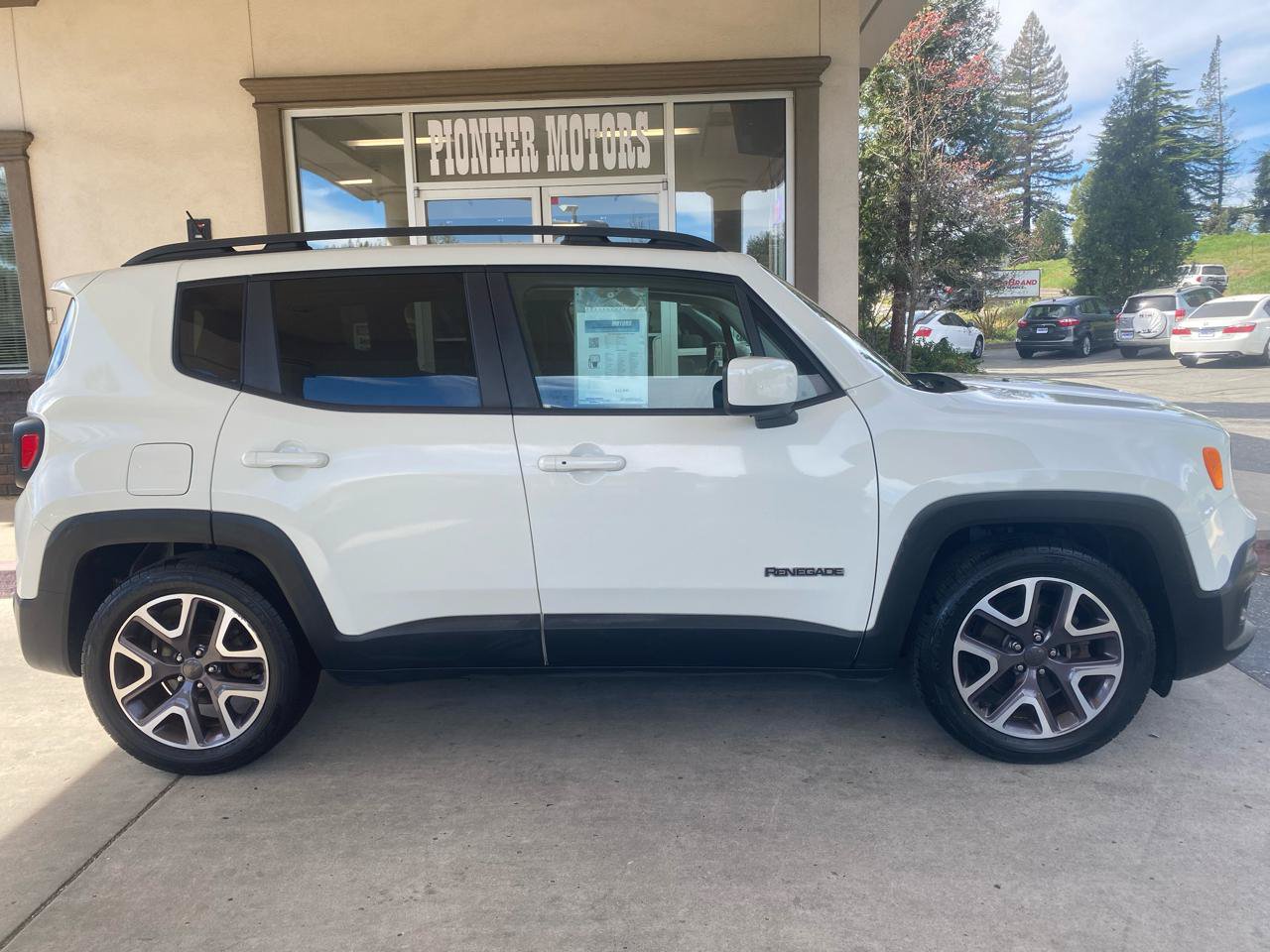 Used 2016 Jeep Renegade Latitude FWD image 6