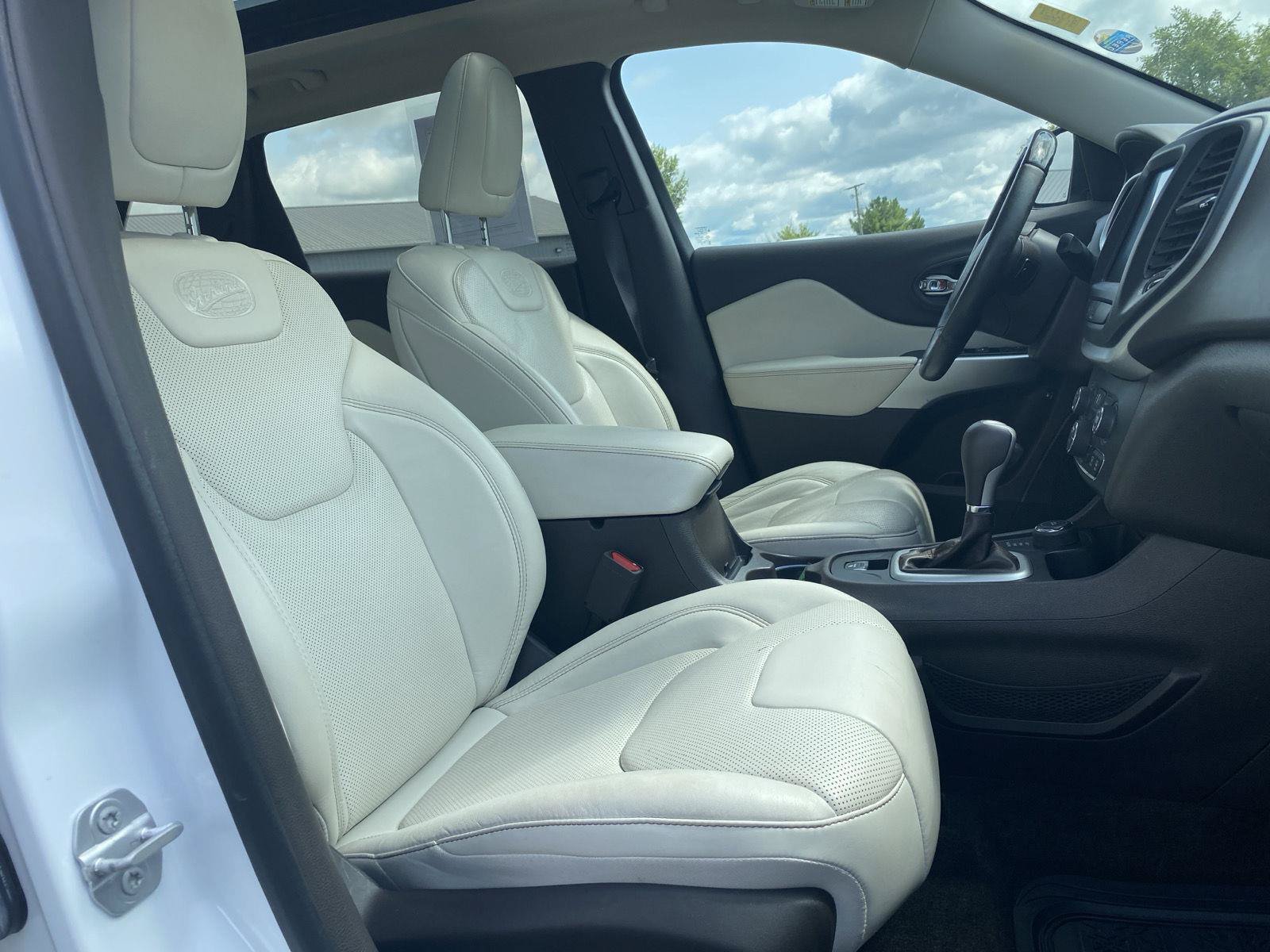 Used 2018 Jeep Cherokee Overland AWD/4WD image 39
