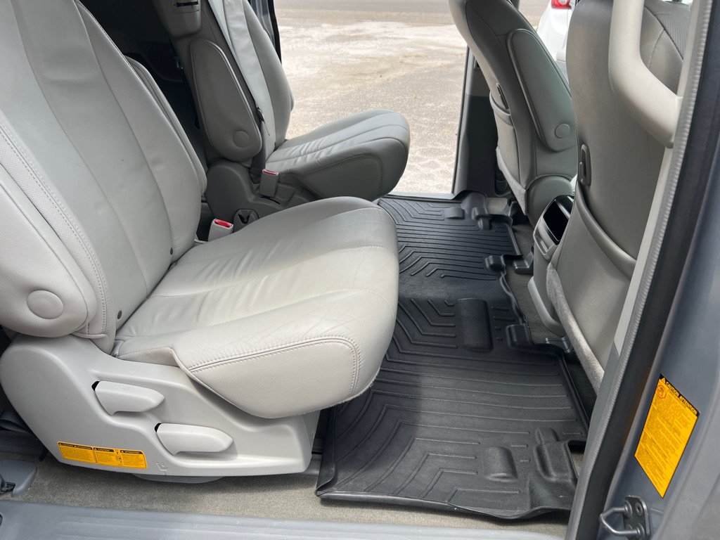 Used 2013 Toyota Sienna XLE FWD image 14