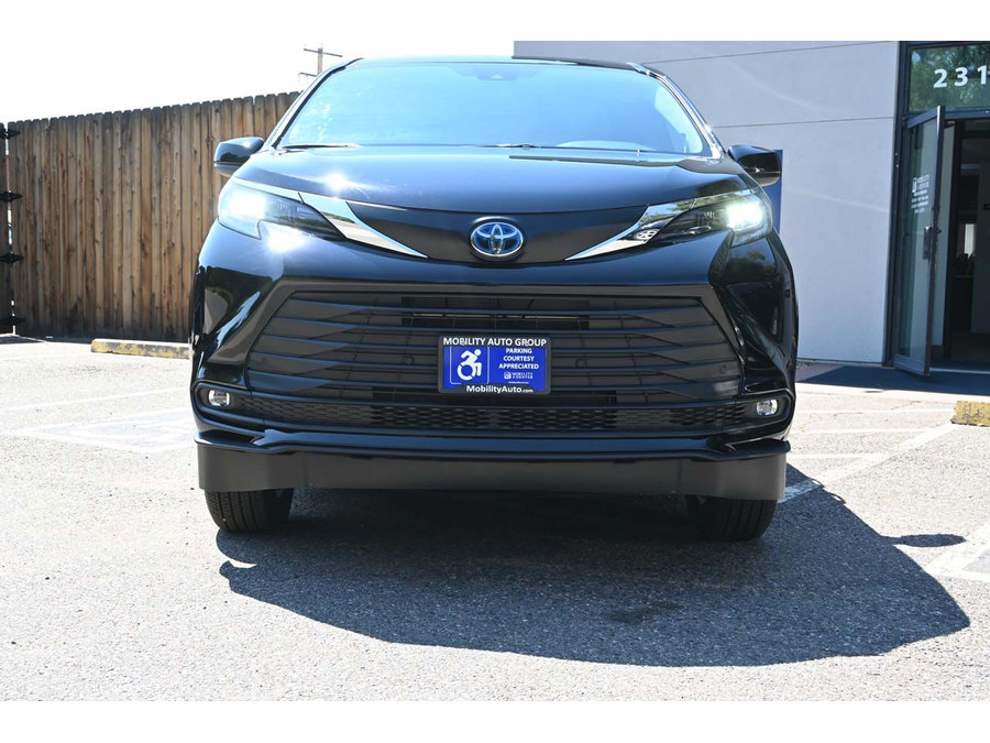 New 2025 Toyota Sienna XLE w/ XLE Plus Package AWD/4WD image 4