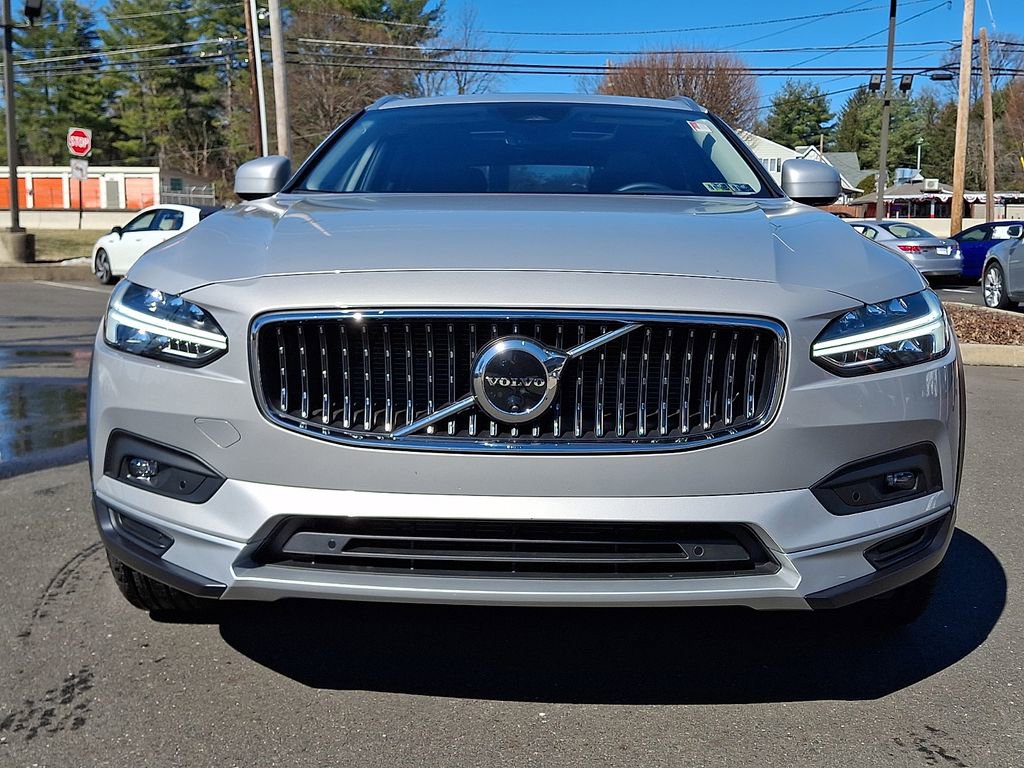 Used 2025 Volvo V90 B6 Cross Country Plus w/ Protection Package Premier image 2