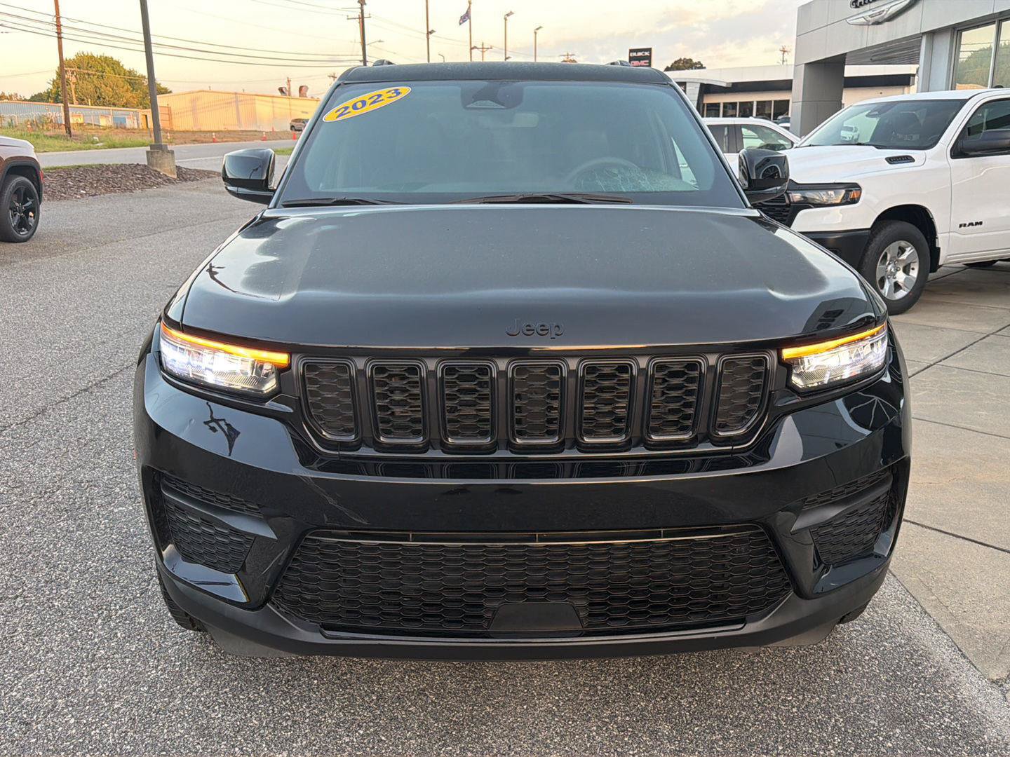 Used 2023 Jeep Grand Cherokee Altitude AWD/4WD image 16