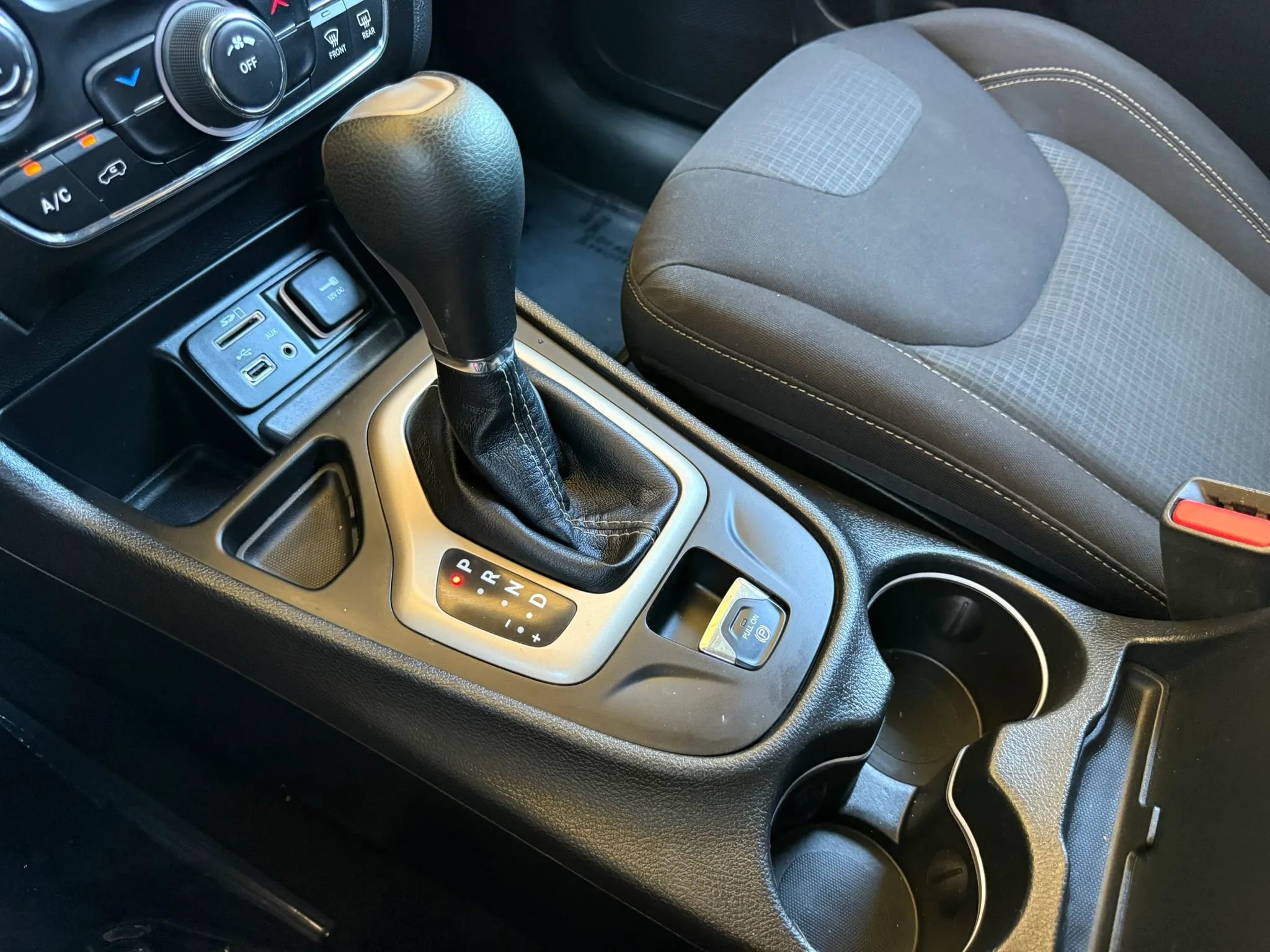Used 2017 Jeep Cherokee Latitude w/ Safety/Convenience Group FWD image 36