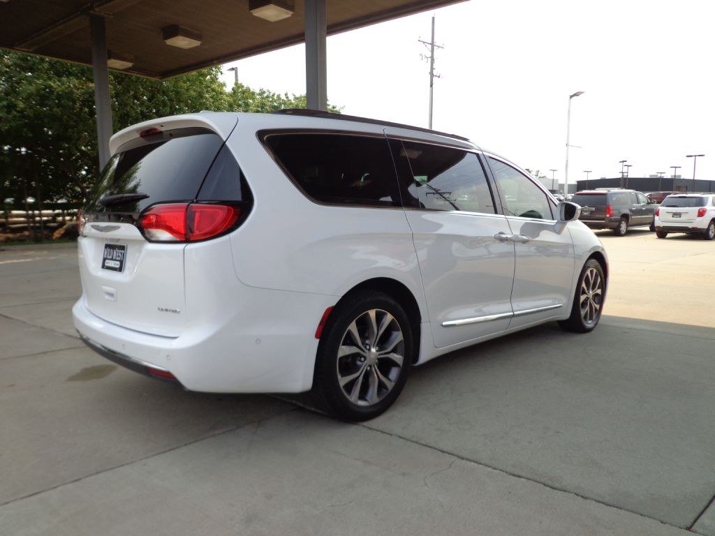 Used 2017 Chrysler Pacifica Limited w/ UConnect Theater Package FWD image 5
