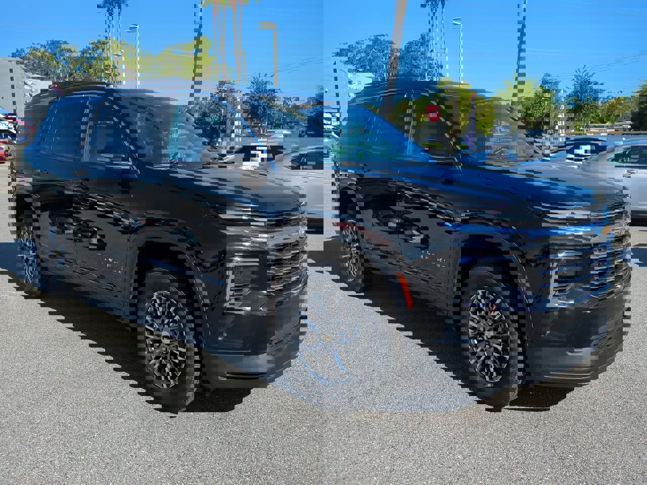 Used 2025 Chevrolet Traverse LT image 2