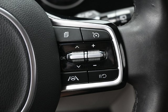 Used 2024 Kia Carnival LX FWD image 15