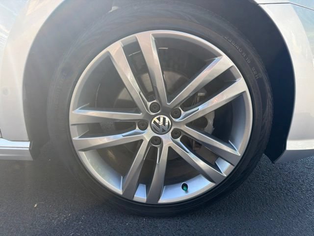 Used 2017 Volkswagen Passat 1.8T R-Line w/ R-Line Lighting Package FWD image 9