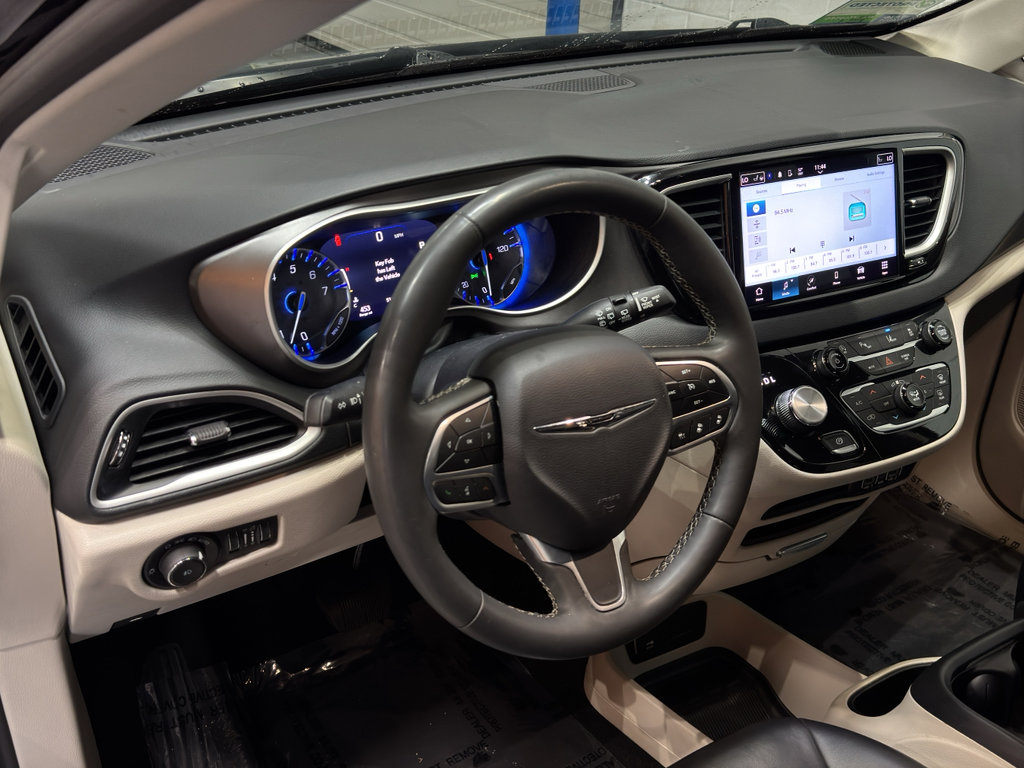 Used 2023 Chrysler Pacifica Touring-L FWD image 19
