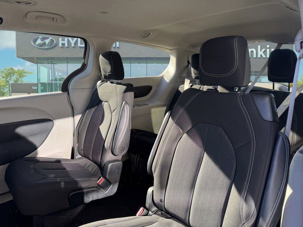 Used 2023 Chrysler Voyager LX image 27