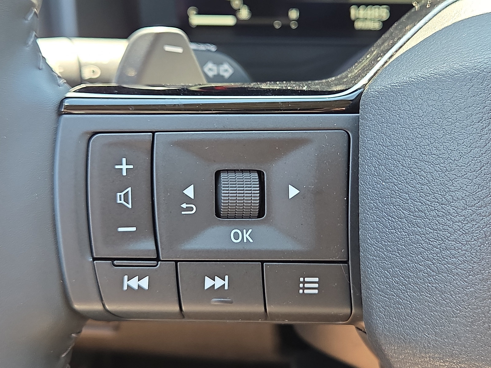 Used 2025 Nissan Rogue SL AWD/4WD image 21