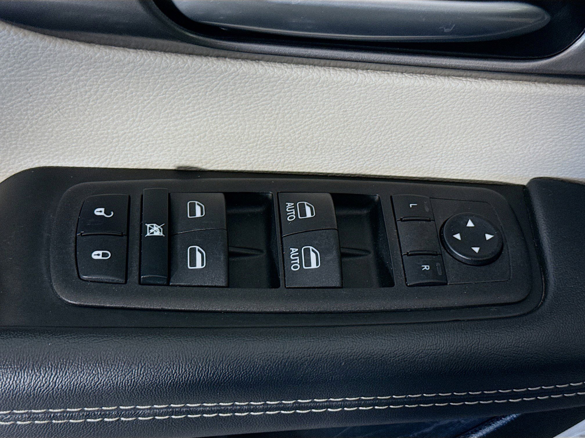 Used 2023 Chrysler Pacifica Touring-L image 24