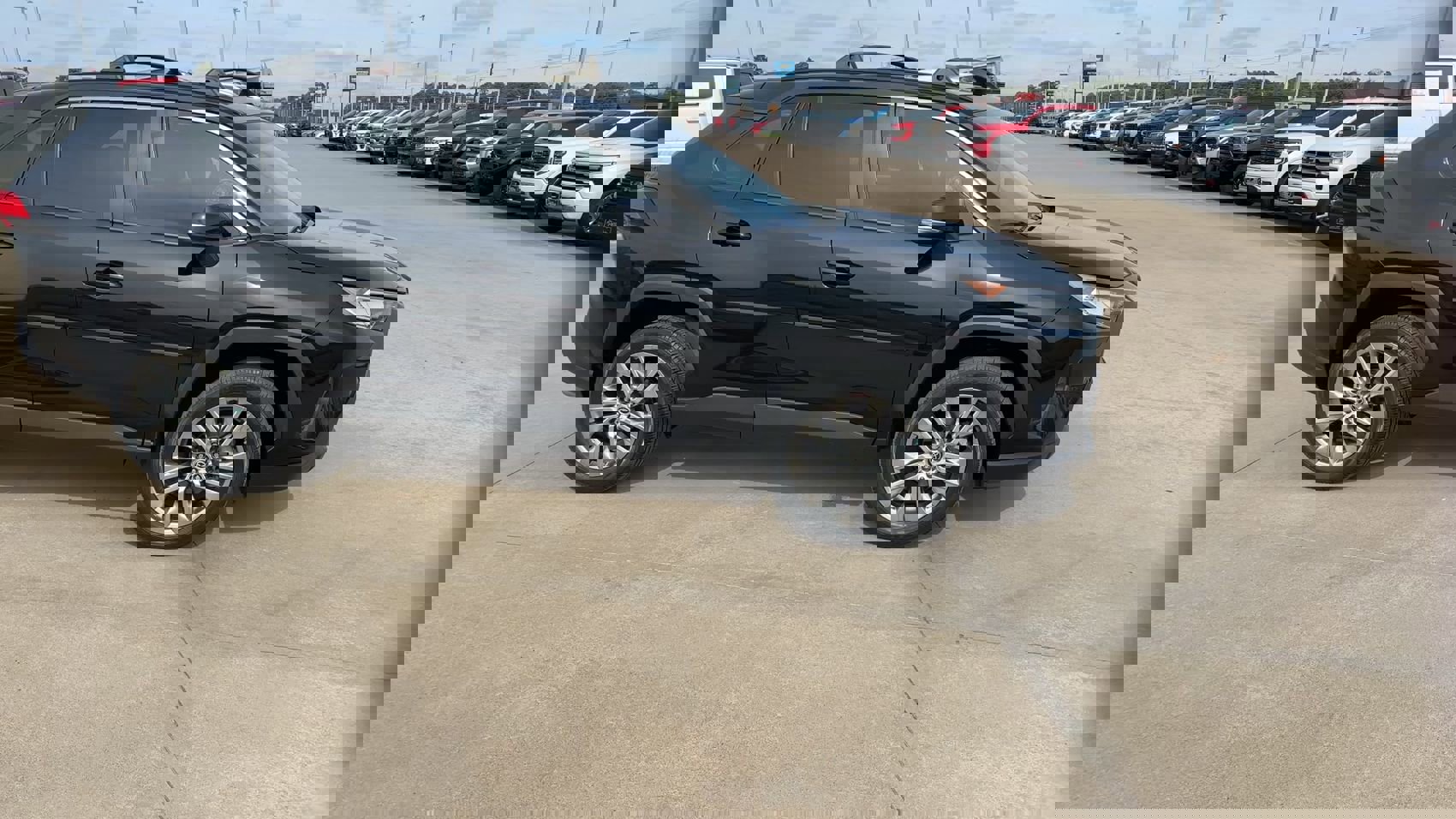 Used 2021 Toyota RAV4 XLE Premium image 2
