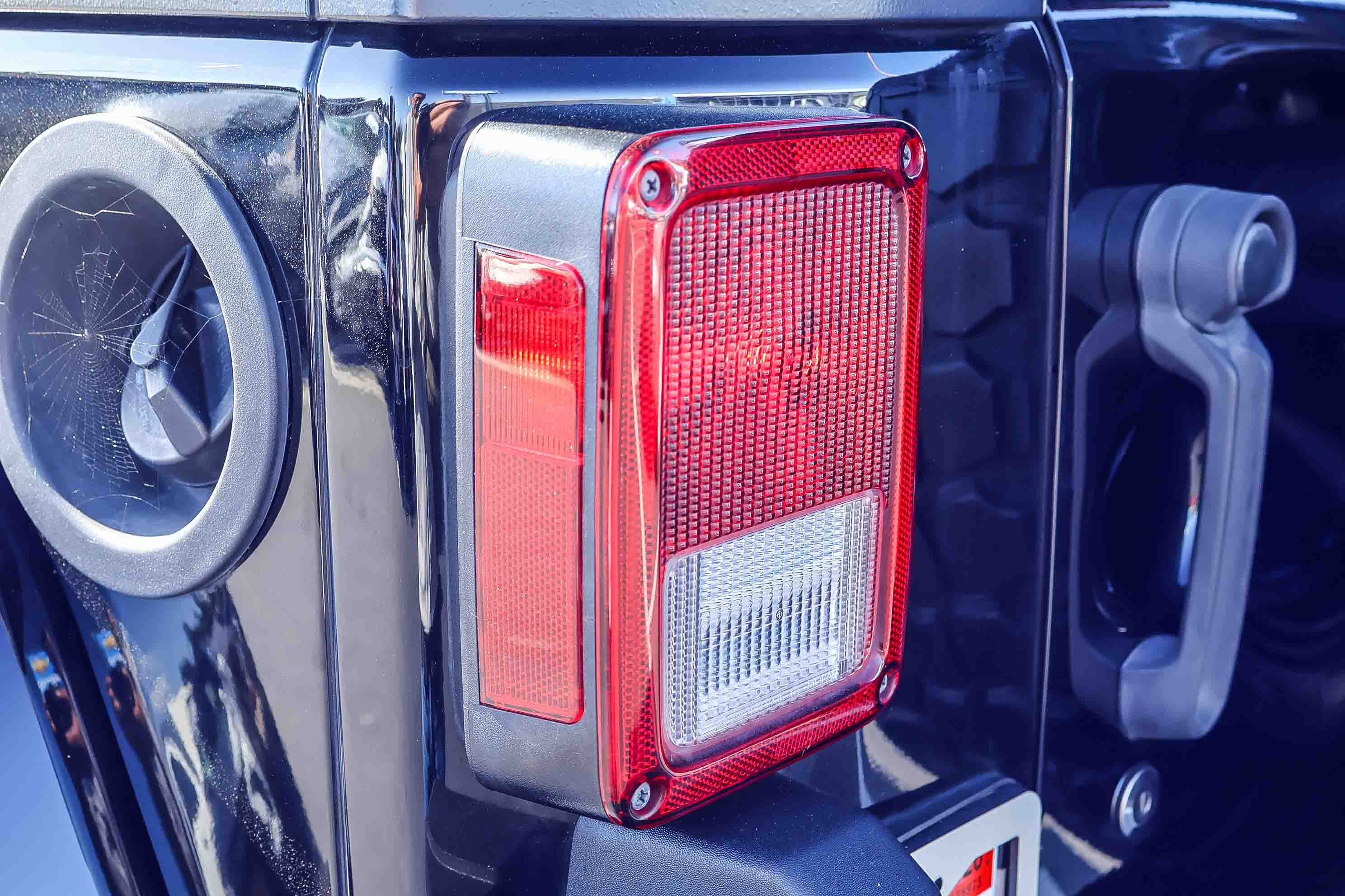 Used 2016 Jeep Wrangler Unlimited Sahara w/ Connectivity Group image 22