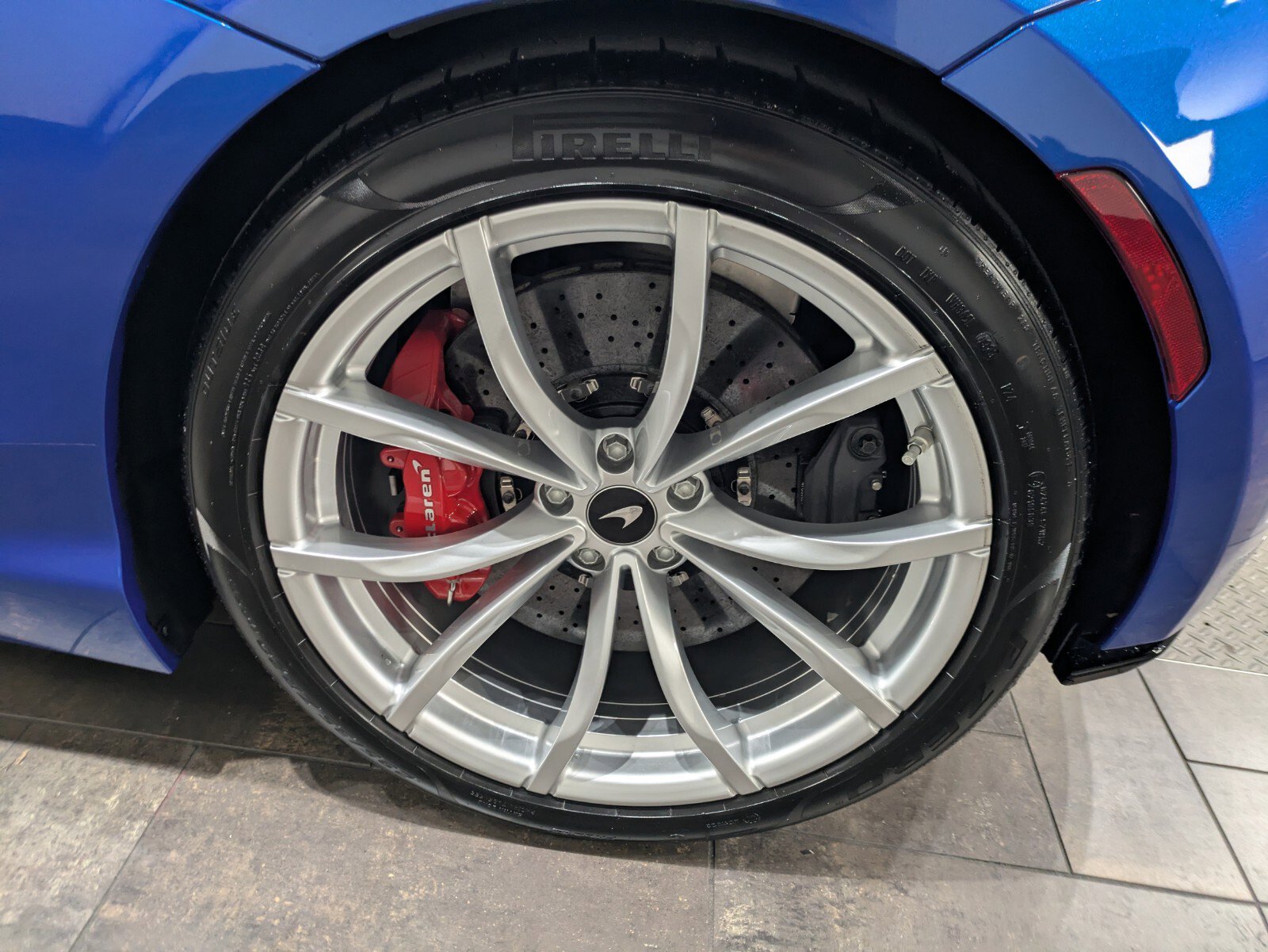 Used 2023 McLaren Artura image 18