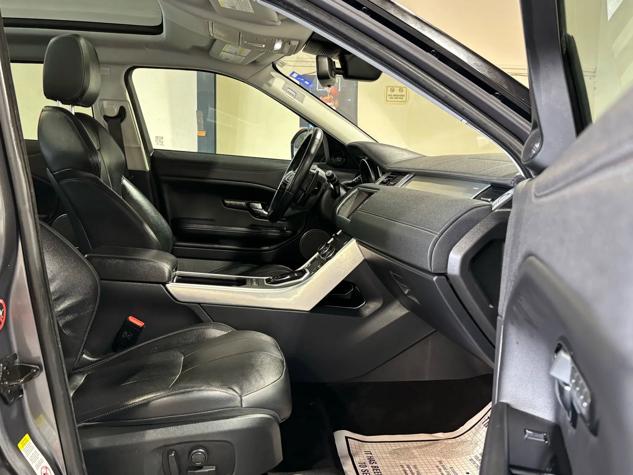 Used 2017 Land Rover Range Rover Evoque SE image 12