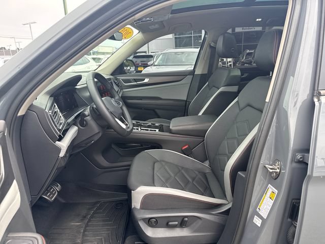 Used 2025 Volkswagen Atlas Peak Edition SE AWD/4WD image 15