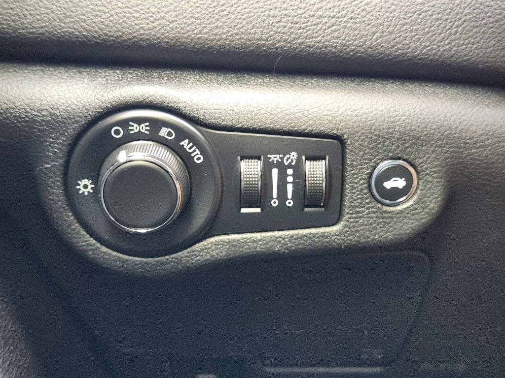 Used 2016 Chrysler 200 Limited image 26