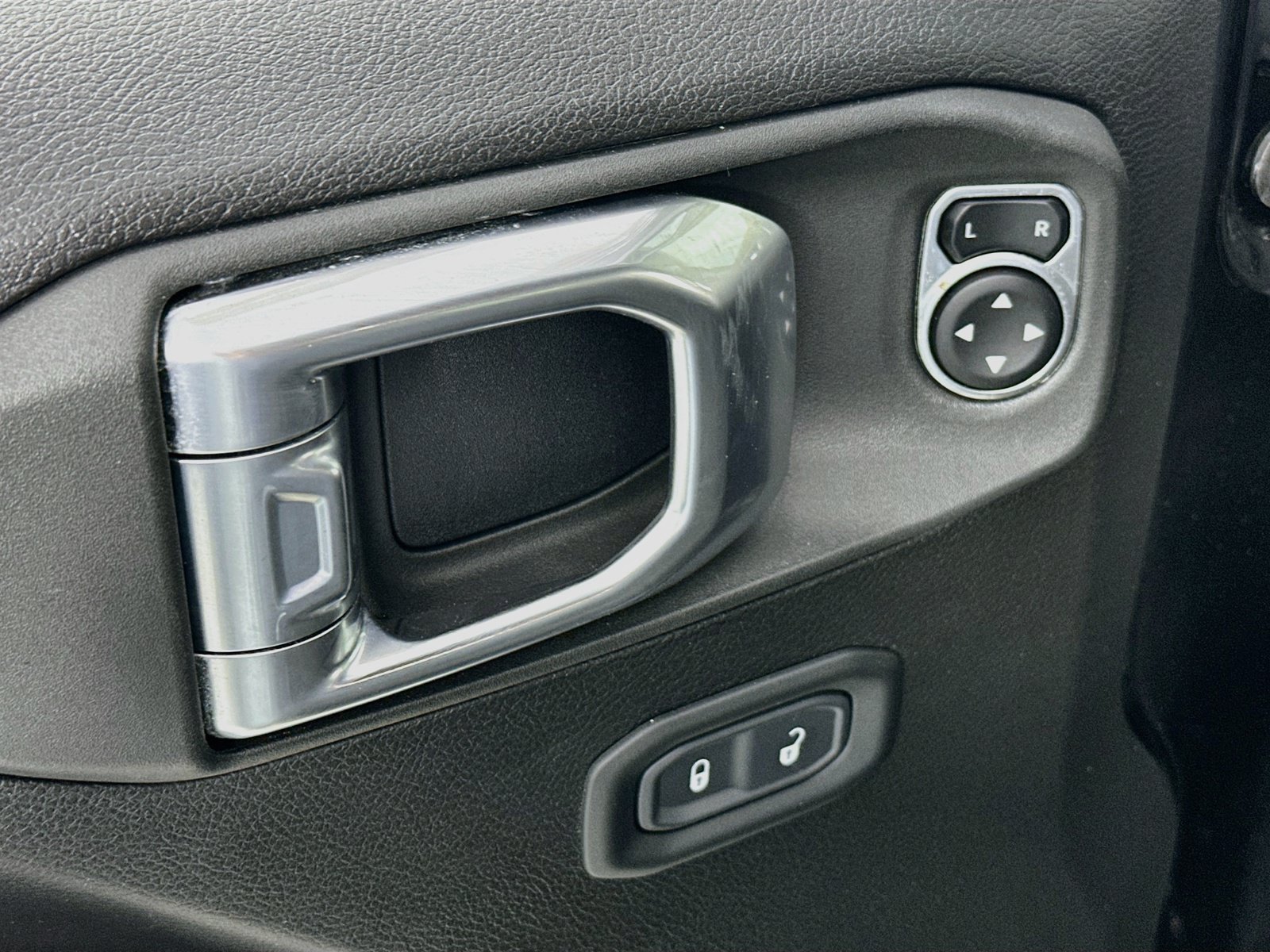 Used 2023 Jeep Gladiator Sport AWD/4WD image 17
