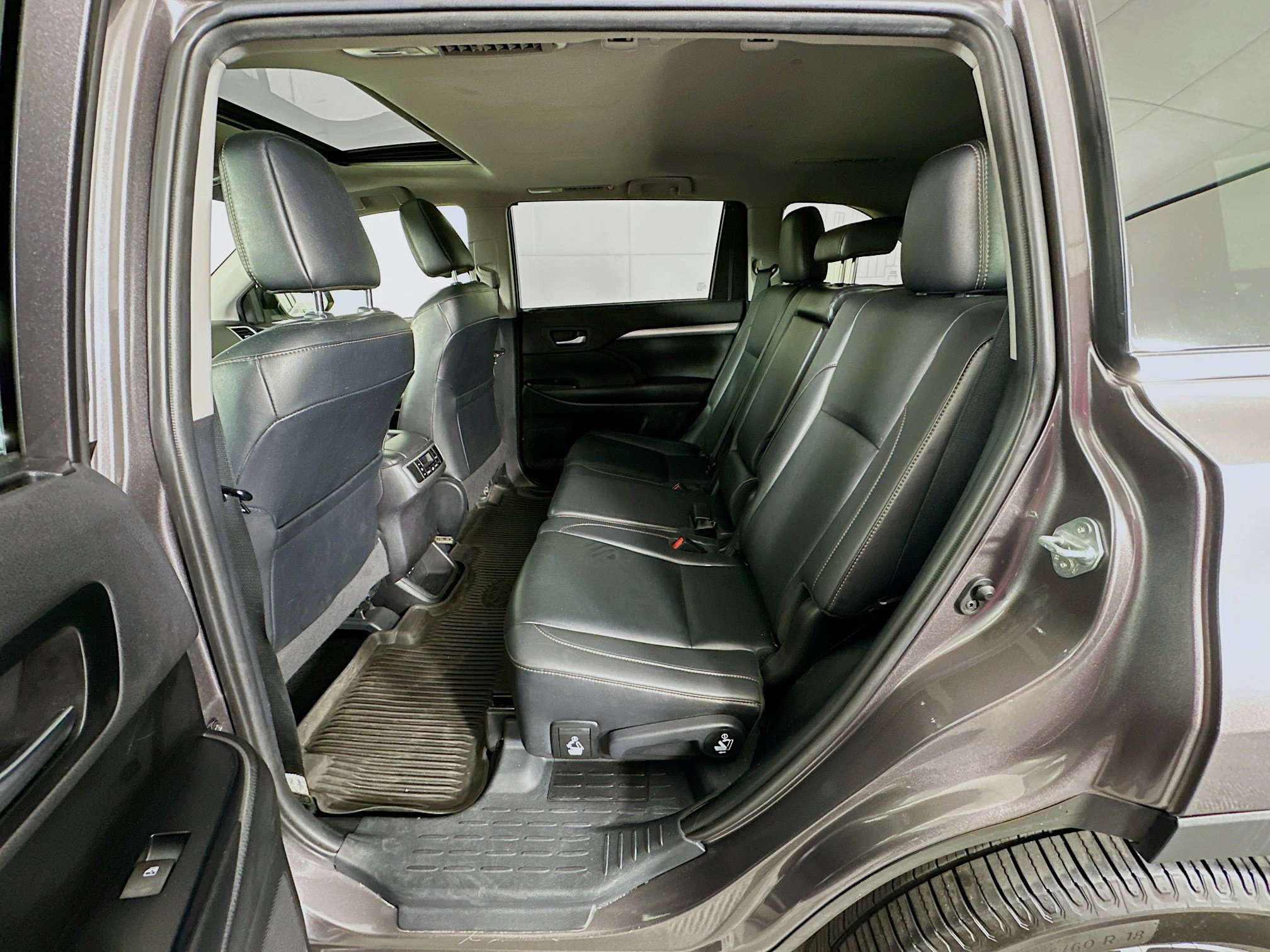 Used 2019 Toyota Highlander XLE image 29