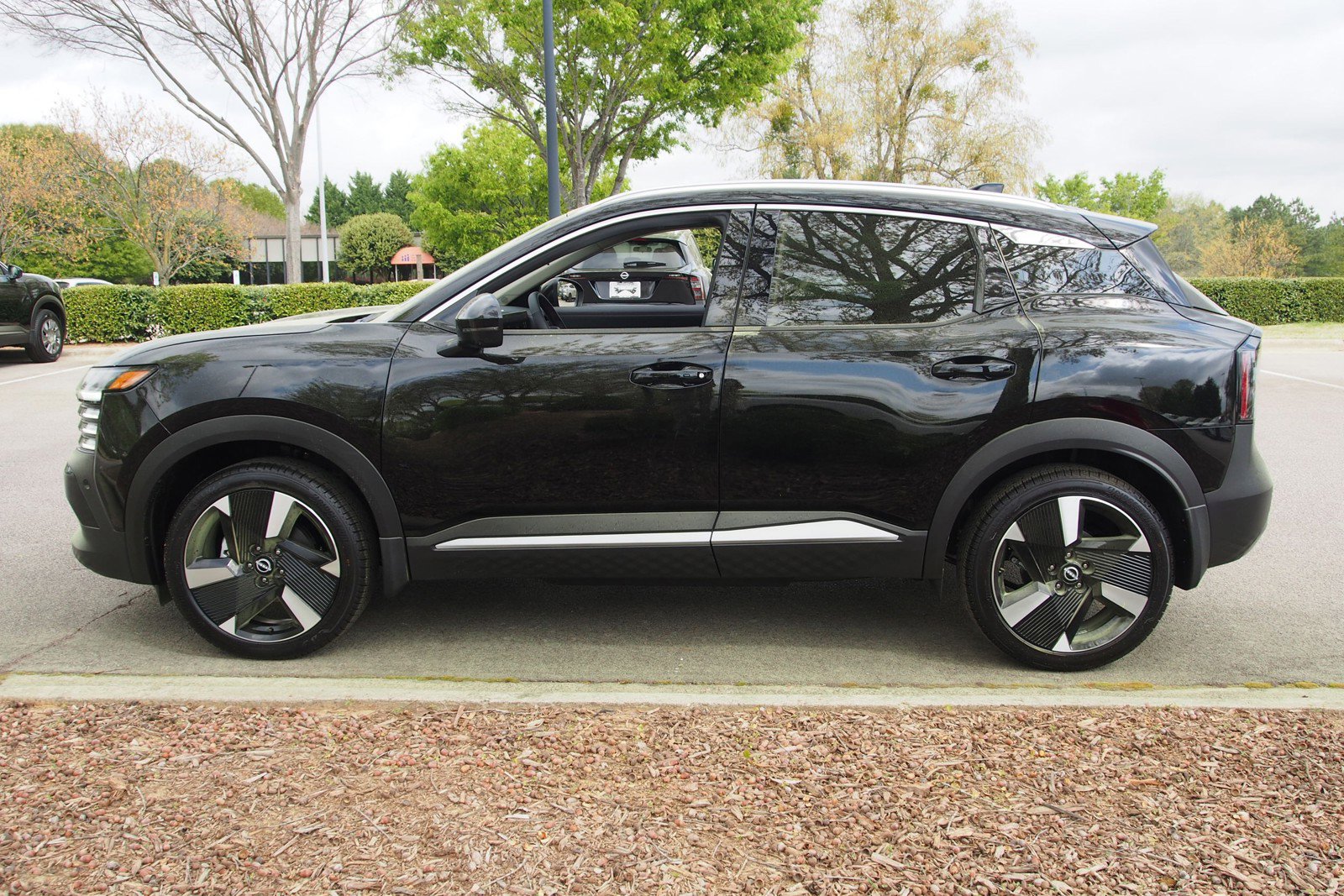 Used 2025 Nissan Kicks SR image 4