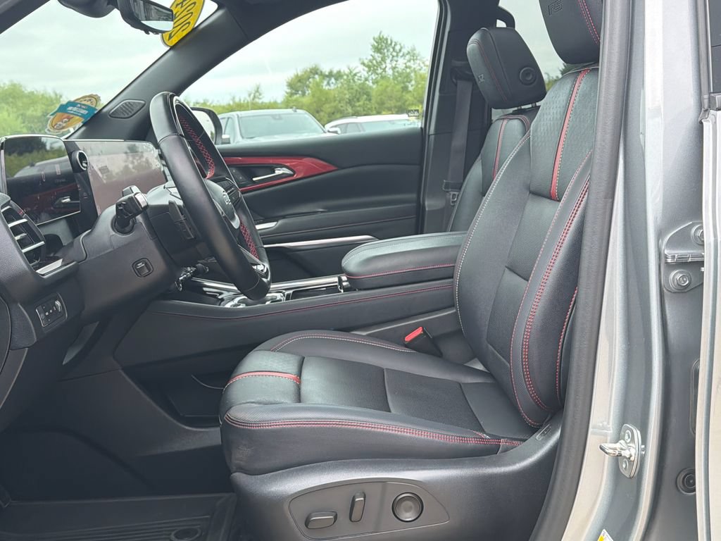 Certified 2024 Chevrolet Traverse RS w/ LPO, Floor Liner Package AWD/4WD image 28