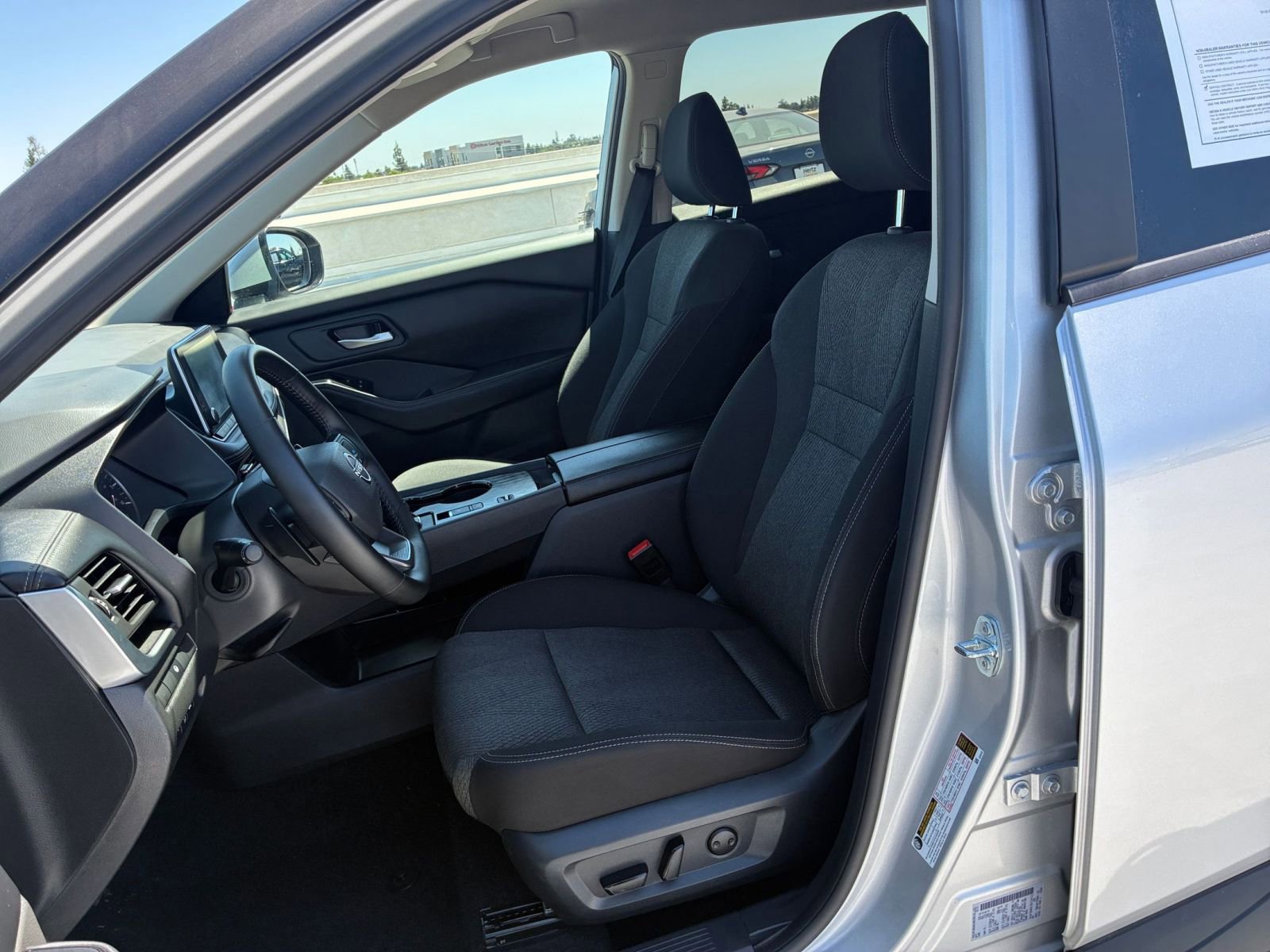 Used 2025 Nissan Rogue SV FWD image 28