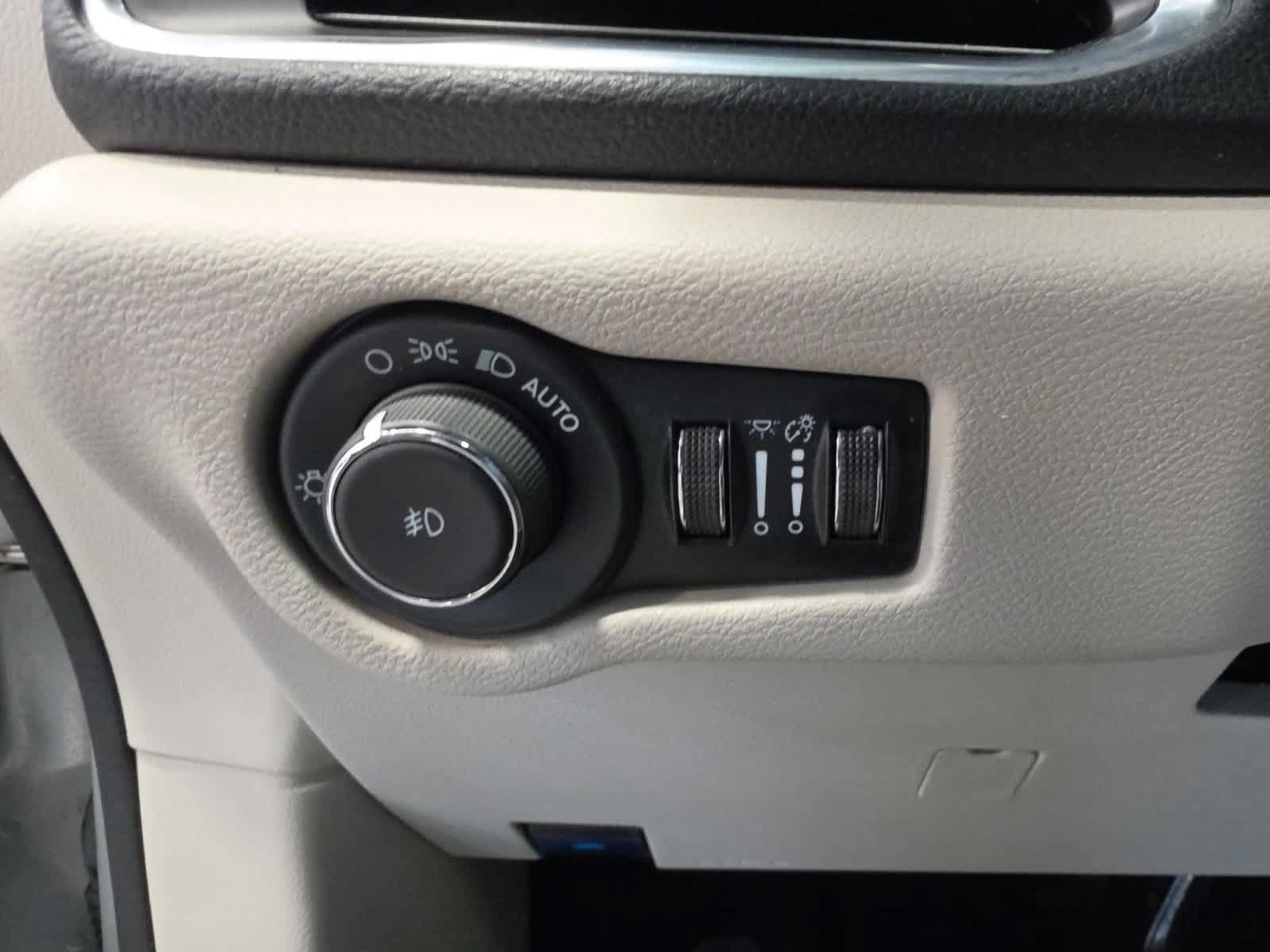 Used 2023 Chrysler Pacifica Limited FWD image 24
