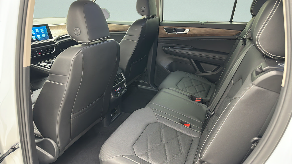 Used 2025 Volkswagen Atlas SE AWD/4WD image 10