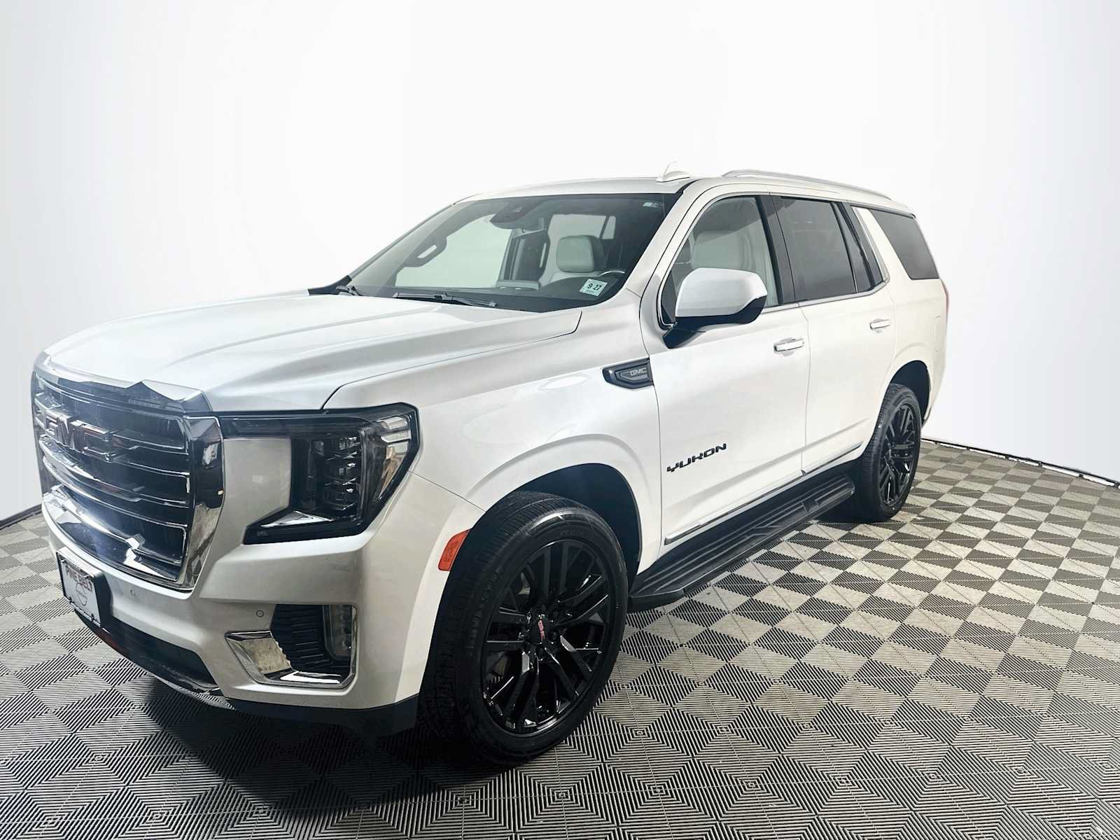 Used 2023 GMC Yukon SLT AWD/4WD image 1