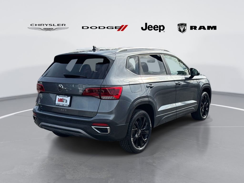 Used 2022 Volkswagen Taos SE w/ Panoramic Sunroof Package FWD image 3